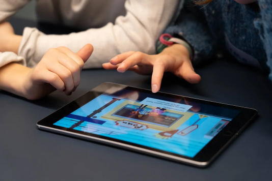 KI bietet im Lernkontext einen Mehrwert. Foto: Kaya Djakou am Zukunftstag bei der LerNetz AG