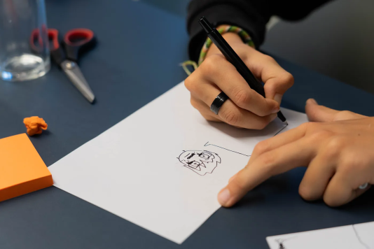 KI soll die Lern- und Lehrprozesse keinesfalls ersetzen. Foto: Kaya Djakou am Zukunftstag bei der LerNetz AG