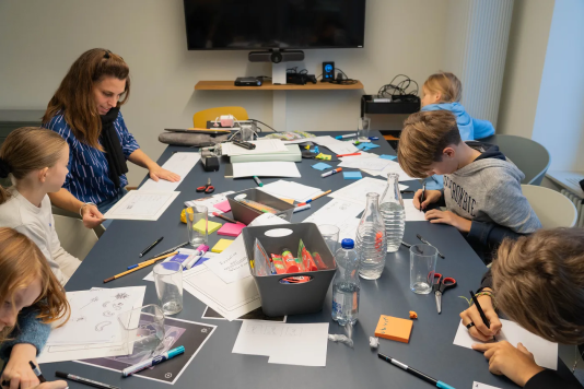 Im Lernprozess steht der Mensch im Zentrum Foto: Kaya Djakou am Zukunftstag bei der LerNetz AG