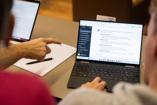 Nutzen wir doch die Möglichkeiten der KI, um das Lernen ansprechender zu gestalten und auf das Wesentliche zu fokussieren. Foto: Jana Laux an den Teamtagen der LerNetz AG