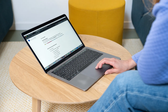 Offen für eine neue Lernkultur? Mit LernFlink können alle Mitarbeitenden im Unternehmen arbeiten, wenn das gewünscht ist. Sie können bestehende Lerninhalte einfach klonen und adaptieren. Der intuitive WYSIWYG-Editor hält viele hilfreiche Funktionen bereit. Foto: Manuel Schneuwly, LerNetz