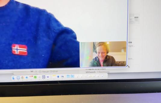 Besprechung in der Kebab-Bude mit Discolicht … unbezahlbar!