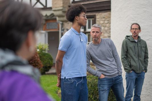 Giulio erklärt dem Team das Mittwochsprogramm — die meisten hören aufmerksam zu. (Bild: Julia Ruchti und Nick Stalder)