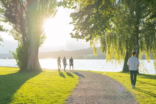 Ob im oder ums Wasser – bei LerNetz finden alle ihren Platz. (Bild: Julia Ruchti und Nick Stalder)