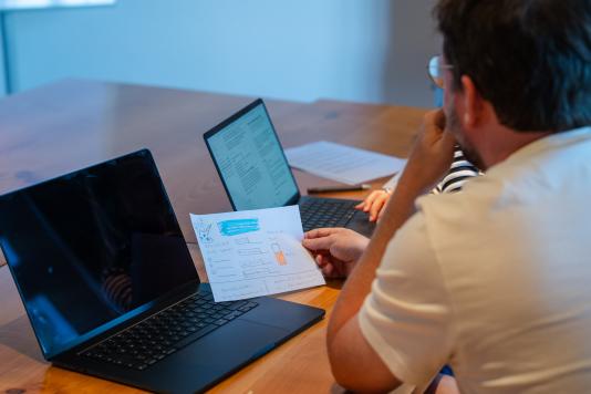 Gemeinsam am Laptop wird aus einer ersten Skizze ein Prototyp – ein kleiner Einblick in das Experimentieren an unseren Teamtagen. (Bild: Nick Stalder)