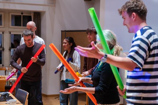 Die Boomwhackers-Band bei ihrem Auftritt an den Teamtagen. Ein Jubiläumsständchen der etwas anderen Art! (Bild: Nick Stalder)