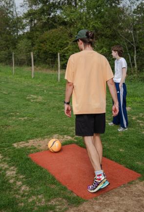 Die Fussballgolf-Crew in Aktion: Auf die Plätze, fertig, Abschlag!" (Bild: Nick Stalder)