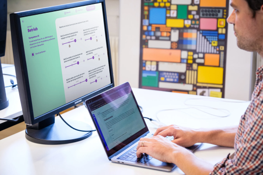 Einfach den Überblick über alle Aktivitäten an den drei Lernorten behalten. Das Berufscockpit begleitet und unterstützt Lernende auf ihrem beruflichen Weg.