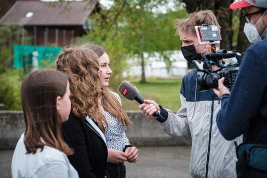 Das Schweizer Fernsehen besuchte einzelne Klassen im Vorfeld mit der Kamera