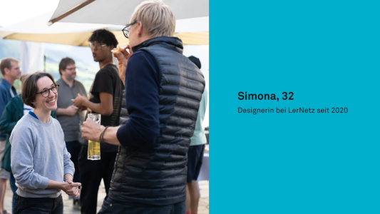 Simona an den Teamtagen 2023 von LerNetz in Vitznau (LU) im Gespräch mit Kolleginnen und Kollegen, Foto: Julia Ruchti