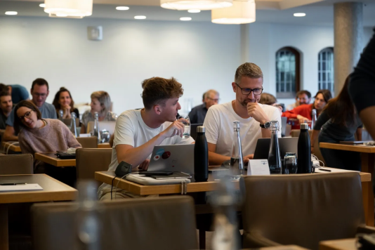 Zusammenarbeit in einem Workshop (Foto: Manuel Schneuwly)