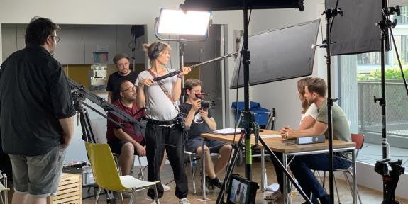 Fotoshooting und Filmset: Ein Lernmodul für Kundengespräche entsteht.